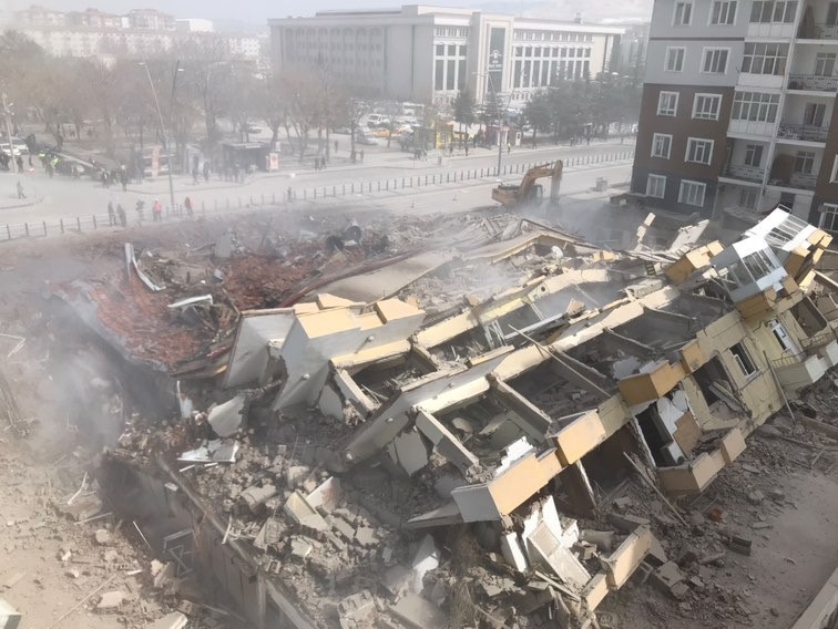Niğde’de depremlerden hasar gören 37 yıllık bina yakıldı
